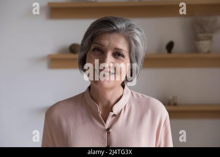 Portrait de la tête d'une femme d'âge moyen élégante et élégante Banque D'Images