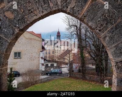 Gruyères, Suisse - 23 novembre 2021 : vieille ville du village médiéval suisse Gruyères dans le canton de Fribourg. Banque D'Images