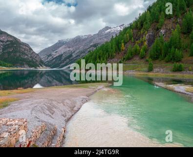Magnifique paysage de montagne d'automne au lac Livigno en Italie Banque D'Images