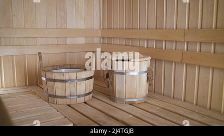 Lavabo en bois à l'intérieur du sauna. Concept spa du sauna traditionnel russe ancien. Détails intérieurs sauna finlandais bain de vapeur avec sa traditionnel Banque D'Images