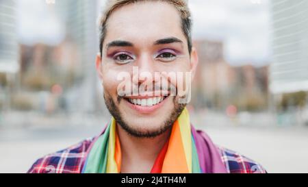 Gay homme avec maquillage sur le port de drapeau arc-en-ciel extérieur - LGBTQ Drag queen concept Banque D'Images