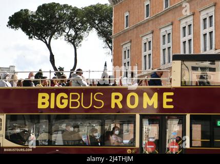 Rome, Italie. 17th avril 2022. Les touristes prennent un bus touristique pendant les vacances de Pâques à Rome, Italie, le 17 avril 2022. Credit: Jin Mamengni/Xinhua/Alamy Live News Banque D'Images