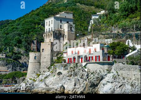 Belle vue, de petit havre du village d'Amalfi avec petite plage et maisons colorées situées sur le rocher. Sommets de montagnes sur la côte amalfitaine, Salerno, Cam Banque D'Images