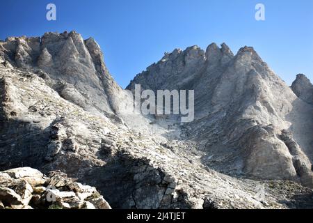 Vue sur le Mont Olympe. Le mont Olympe est la plus haute montagne de Grèce à 2917 mètres. Le nom du pic est Mytikas. Banque D'Images