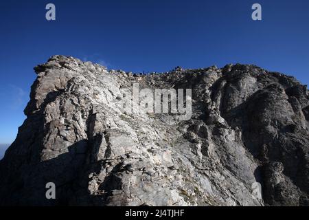 Vue sur le mont Olympus Peak Mytikas. Le mont Olympe est la plus haute montagne de Grèce à 2917 mètres. Banque D'Images