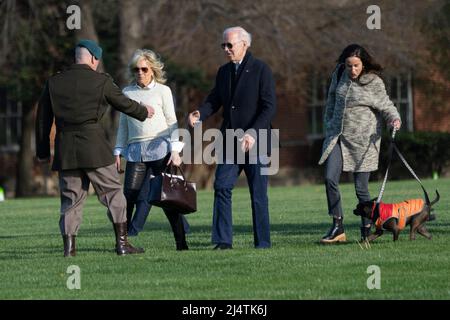 Le colonel David D. Bowling, commandant de la base conjointe Myer-Henderson Hall, accueille la première dame Dr. Jill Biden, le président des États-Unis Joe Biden et Ashley Biden après avoir débarqué de Marine One à ft. McNair à Washington, DC, pour monter à bord de leur cortège, se dirige à la Maison Blanche après avoir passé le week-end à Camp David, dimanche, 17 avril 2022, crédit: Chris Kleponis / Pool via CNP Banque D'Images