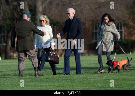 Washington, États-Unis d'Amérique. 17th avril 2022. Le colonel David D. Bowling, commandant de la base conjointe Myer-Henderson Hall, accueille la première dame Dr. Jill Biden, le président des États-Unis Joe Biden et Ashley Biden après avoir débarqué de Marine One à ft. McNair à Washington, DC, à bord de leur cortège, se rendit à la Maison Blanche après avoir passé le week-end à Camp David, dimanche 17 avril 2022, crédit: Chris Kleponis/Pool/Sipa USA crédit: SIPA USA/Alay Live News Banque D'Images