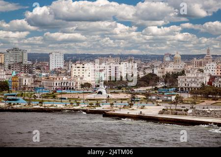 Cuba, la Havane. Vue sur le monument Maximo Gomez, Parque del Martires del 71, depuis la forteresse El Morro. Banque D'Images