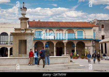 Cuba, la Havane. Fontaine de la Plaza Vieja, Casa del Conde Jaruco derrière. Banque D'Images