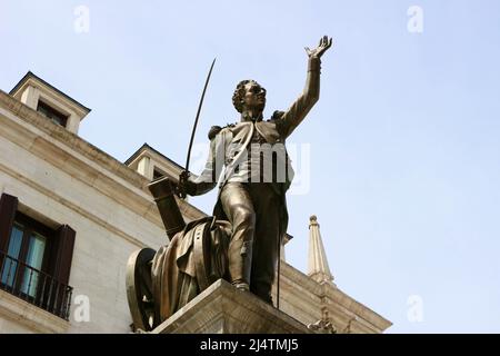 Statue de bronze de Pedro Velarde y Santillán héros du soulèvement de 1808 contre l'occupation de Napoléon de l'Espagne Plaza Porticada Santander Espagne Banque D'Images