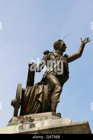 Statue de bronze de Pedro Velarde y Santillán héros du soulèvement de 1808 contre l'occupation de Napoléon de l'Espagne Plaza Porticada Santander Espagne Banque D'Images