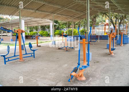 Terrain de jeu vintage pour faire des exercices physiques, à côté de la place du marché, à San Joaquín, la Mesa, Cundinamarca, Colombie. 2022 Banque D'Images