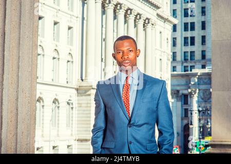 Portrait de l'homme d'affaires noir. Robe officiellement en costume bleu, sous-chemise à motifs, cravate, coupe courte, un jeune homme noir élégant est debout dans un b Banque D'Images
