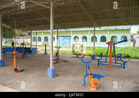 Terrain de jeu vintage pour faire des exercices physiques, à côté de la place du marché, à San Joaquín, la Mesa, Cundinamarca, Colombie. 2022 Banque D'Images