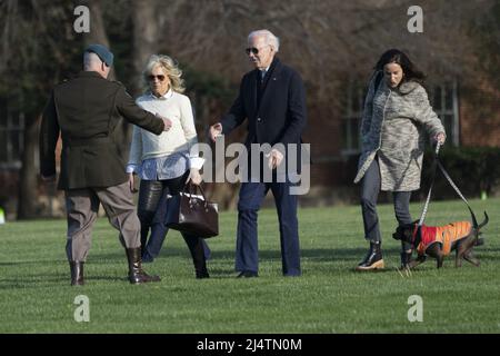 Washington, États-Unis. 17th avril 2022. Le colonel David D. Bowling, commandant de la base conjointe Myer-Henderson Hall, accueille la première dame Dr. Jill Biden, le président des États-Unis Joe Biden et Ashley Biden après avoir débarqué de Marine One à ft. McNair à Washington, DC, à bord de leur cortège, se rendit à la Maison Blanche après avoir passé le week-end à Camp David, dimanche, 17 avril 2022, photo par Chris Kleponis/UPI crédit: UPI/Alay Live News Banque D'Images