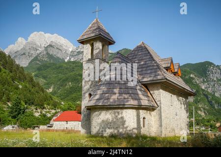 Église chrétienne dans le village de Theth, dans les montagnes de Prokletije, Albanie. Banque D'Images