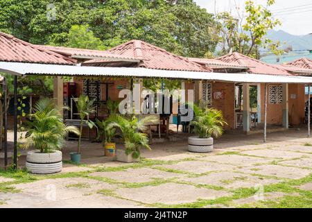 San Joaquin, la Mesa, Cundinamarca, Colombie, avril 14, 2022. Petits kiosques sur la place du marché Banque D'Images