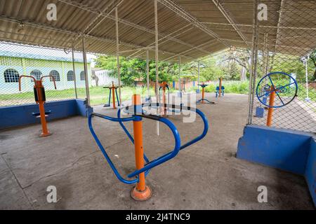 Terrain de jeu vintage pour faire des exercices physiques, à côté de la place du marché, à San Joaquín, la Mesa, Cundinamarca, Colombie. 2022 Banque D'Images