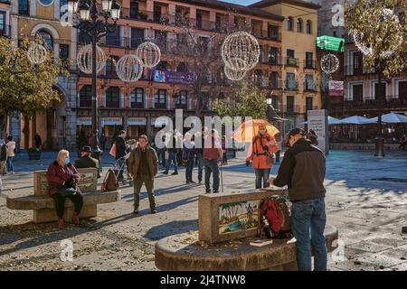 Touristes dans le centre de la Plaza Zocodover et une personne avec un parapluie orange annonçant des visites guidées dans la ville de Tolède, Espagne, Europe Banque D'Images