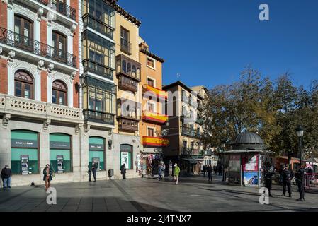 Boutique de souvenirs au coin d'un bâtiment avec balcons couverts du drapeau espagnol sur la Plaza Zocodover à Tolède, Castille la Manche, Espagne, Europe Banque D'Images