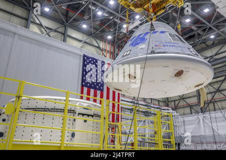 Un nouveau module de service a été accouplé à un module d'équipage Boeing CST-100 Starliner pour former un vaisseau spatial complet le 12 mars 2022, dans l'installation d'équipage commercial et de traitement du fret de Boeings NASAs Kennedy Space Center en Floride. Starliner lancera une fusée Atlas V de United Launch Alliance pour le deuxième essai de vol orbital Boeings-2 (OFT-2) pour le programme NASAs commercial Crew. Crédit obligatoire : Boeing/NASA via CNP Banque D'Images