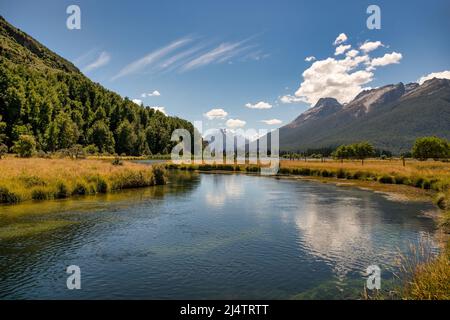 Le courant sinueux mais rapide dans la rivière à la passerelle du ruisseau Diamond près de Glenorchy sur la passerelle vers le lac Reid Banque D'Images