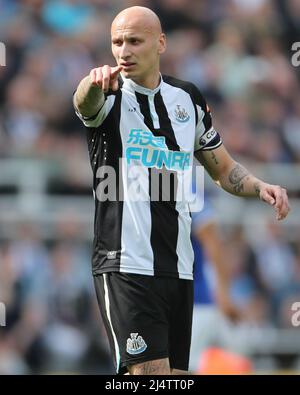 NEWCASTLE UPON TYNE, ROYAUME-UNI. Jonjo Shelvey de Newcastle United lors du match de la Premier League entre Newcastle United et Leicester City à St. James's Park, Newcastle, le dimanche 17th avril 2022. (Credit: Mark Fletcher | MI News) Credit: MI News & Sport /Alay Live News Banque D'Images