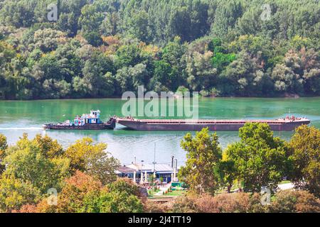 Navire de cargaison sur une rivière . Expédition de bateau de fret sur le Danube Banque D'Images