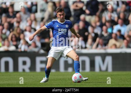 NEWCASTLE UPON TYNE, ROYAUME-UNI. Luke Thomas de Leicester City lors du match de Premier League entre Newcastle United et Leicester City au St. James's Park, Newcastle, le dimanche 17th avril 2022. (Credit: Mark Fletcher | MI News) Credit: MI News & Sport /Alay Live News Banque D'Images