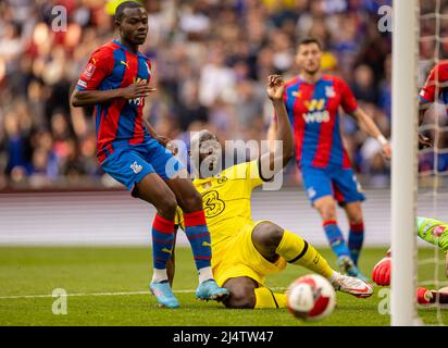 Londres, Royaume-Uni. 18th avril 2022. Le Romelu Lukaku de Chelsea (2nd L) ne parvient pas à marquer le match demi-fin de la coupe FA entre Chelsea et Crystal Palace à Londres, en Grande-Bretagne, le 17 avril 2022. Chelsea a gagné 2-0 et a avancé dans la finale. Credit: Xinhua/Alay Live News Banque D'Images