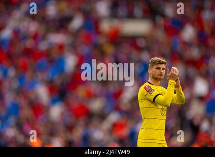 Londres, Royaume-Uni. 18th avril 2022. Le 17 avril 2022, Timo Werner de Chelsea applaudit les supporters après le match demi-fin de la coupe FA entre Chelsea et Crystal Palace à Londres, en Grande-Bretagne. Chelsea a gagné 2-0 et a avancé dans la finale. Credit: Xinhua/Alay Live News Banque D'Images