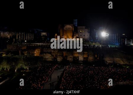 Rome, Italie. 15th avril 2022. La voie traditionnelle de la Croix au Colisée par le Pape François le vendredi de la semaine Sainte. Messages de paix pendant le message du Saint-Père. À Rome, Italie, 15 avril 2022 (photo de Riccardo Fabi/Pacific Press) crédit: Pacific Press Media production Corp./Alay Live News Banque D'Images