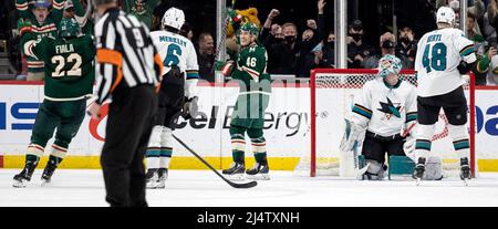 St. Paul, États-Unis. 17th avril 2022. Kevin Fiala (22) et Jared Spurgeon (46) du Minnesota Wild célèbrent un but d'heures supplémentaires gagnant par Spurgeon contre les requins de San Jose le dimanche 17 avril 2022, au Xcel Energy Center de St. Paul, Minnesota. (Photo par Carlos Gonzalez/Minneapolis Star Tribune/TNS/Sipa USA) crédit: SIPA USA/Alay Live News Banque D'Images