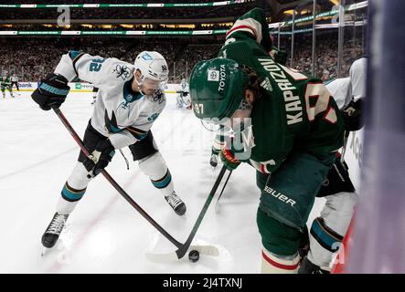 St. Paul, États-Unis. 17th avril 2022. Rudolfs Balhirs (92) des requins de San José et Kirill Kaprizov (97) du Minnesota Wildfight pour le palet dans la troisième période dimanche, 17 avril 2022, au Xcel Energy Center à St. Paul, Minnesota. (Photo par Carlos Gonzalez/Minneapolis Star Tribune/TNS/Sipa USA) crédit: SIPA USA/Alay Live News Banque D'Images