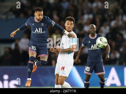 Paris, France. 17th avril 2022. Neymar (L) de Paris Saint Germain est en compétition lors d'un match de football de la Ligue française 1 entre Paris Saint Germain (PSG) et Marseille à Paris, France, le 17 avril 2022. Credit: Gao Jing/Xinhua/Alamy Live News Banque D'Images