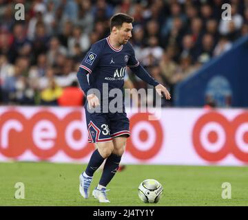 Paris, France. 17th avril 2022. Lionel Messi de Paris Saint Germain lors d'un match de football de la Ligue française 1 entre Paris Saint Germain (PSG) et Marseille à Paris, France, le 17 avril 2022. Credit: Gao Jing/Xinhua/Alamy Live News Banque D'Images