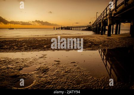 Jetée de Kingfisher Bay au coucher du soleil. Fraser Island, Queensland, Australie Banque D'Images