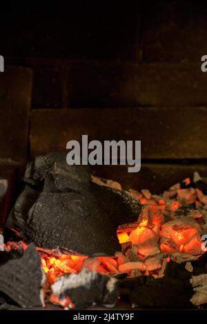 flammes d'un feu de poêle à bois Banque D'Images