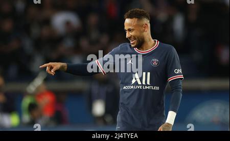 Paris, France. 17th avril 2022. Neymar de Paris Saint Germain célèbre son but lors d'un match de football de la Ligue française 1 entre Paris Saint Germain (PSG) et Marseille à Paris, France, le 17 avril 2022. Credit: Gao Jing/Xinhua/Alamy Live News Banque D'Images