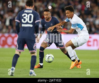 Paris, France. 17th avril 2022. Neymar de Paris Saint Germain est en compétition lors d'un match de football de la Ligue française 1 entre Paris Saint Germain (PSG) et Marseille à Paris, France, le 17 avril 2022. Credit: Gao Jing/Xinhua/Alamy Live News Banque D'Images