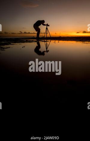 Photographe prenant des photos au coucher du soleil à Kingfisher Bay sur Fraser Island, Queensland, Australie. Banque D'Images