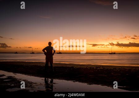 Un touriste admire la vue au coucher du soleil à Kingfisher Bay sur Fraser Island, Queensland, Australie. Banque D'Images