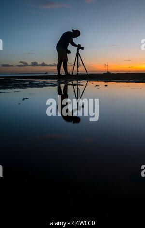 Photographe prenant des photos au coucher du soleil à Kingfisher Bay sur Fraser Island, Queensland, Australie. Banque D'Images