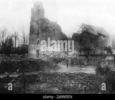 Église et cimetière détruits, pendant la première Guerre mondiale. Trois soldats sont visibles au pied de la photographie, bien qu'ils soient éclipsés par la taille de l'église aujourd'hui détruite. Les croix dans la cour sur le côté de l'église sont, de manière poignante, toujours debout. Banque D'Images