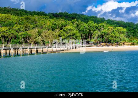 La jetée de Kingfisher Bay reçoit les arrivées de passagers et de véhicules des services de barge sur le continent. Fraser Island, Queensland, Australie Banque D'Images