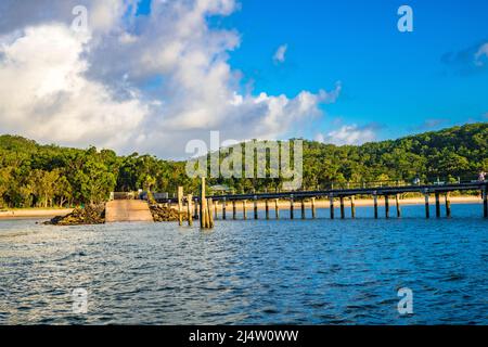 La jetée de Kingfisher Bay reçoit les arrivées de passagers et de véhicules des services de barge sur le continent. Fraser Island, Queensland, Australie Banque D'Images