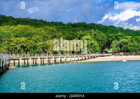 La jetée de Kingfisher Bay reçoit les arrivées de passagers et de véhicules des services de barge sur le continent. Fraser Island, Queensland, Australie Banque D'Images