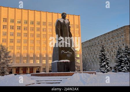 Monument de Vladimir Lénine sur le fond de la ville dépoussiéré de neige en hiver Banque D'Images