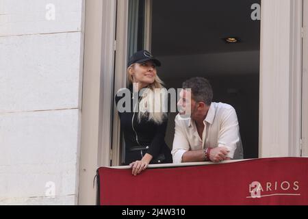 17 de abril del 2020 ( Malaga ) el balcon reservado por el actor malagueño Antonio Banderas ha dado algunas visitas este ultimo dia de semana santa de Malaga, con la visita del actor Turco Kerem Bursin, la actriz Cayetana Guillen Cuervo junto a su marido, siempre acomppañada de su novia y pareja réel Nicole Kimpel. Credit: CORMON PRESSE/Alamy Live News Banque D'Images