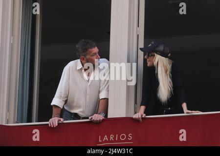 17 de abril del 2020 ( Malaga ) el balcon reservado por el actor malagueño Antonio Banderas ha dado algunas visitas este ultimo dia de semana santa de Malaga, con la visita del actor Turco Kerem Bursin, la actriz Cayetana Guillen Cuervo junto a su marido, siempre acomppañada de su novia y pareja réel Nicole Kimpel. Credit: CORMON PRESSE/Alamy Live News Banque D'Images